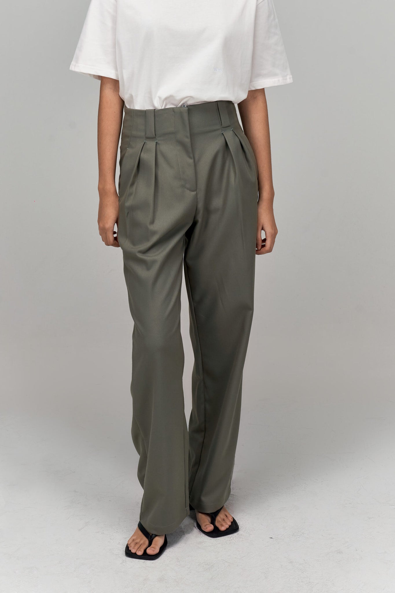 THE WES STUDIO Classic Medium Rise Forward Pleated Trousers: Olive Grey