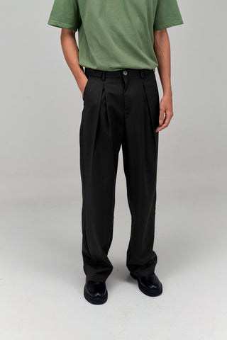 THE WES STUDIO Classic Gender Neutral Box Pleated Trousers: Black
