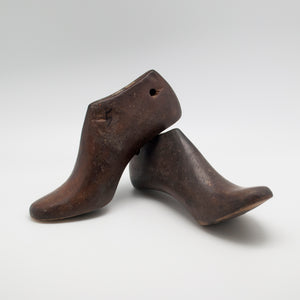 Sophistiqué Primitive Antique Wooden Shoe Mould